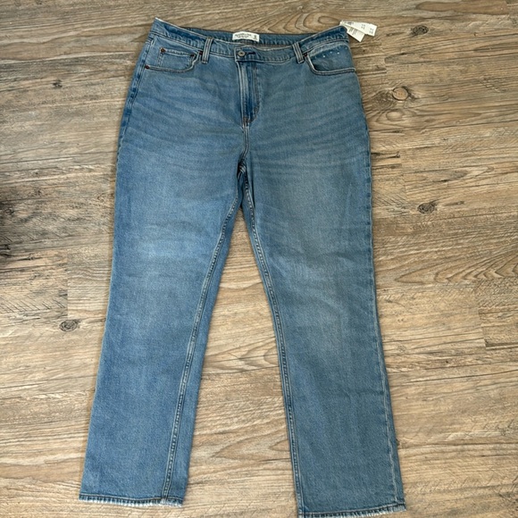 abercombie slim straight 90s jeans. - Picture 6 of 7